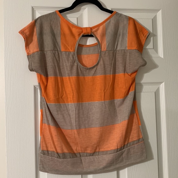 12 Tops - Picture 5 of 11